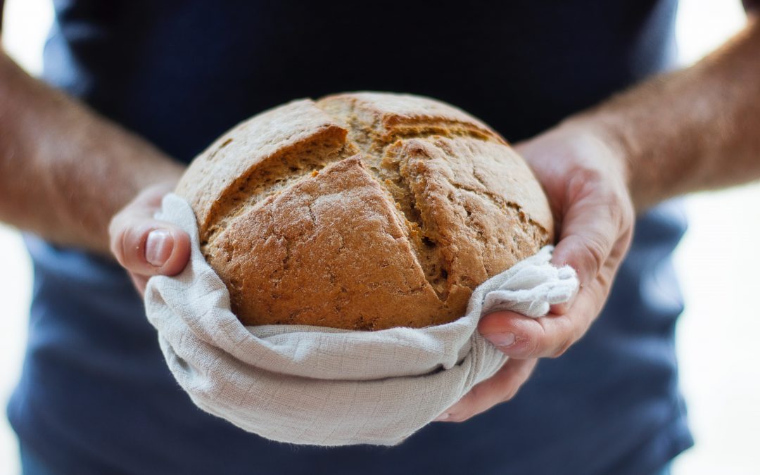 Partiam o pão de casa em casa